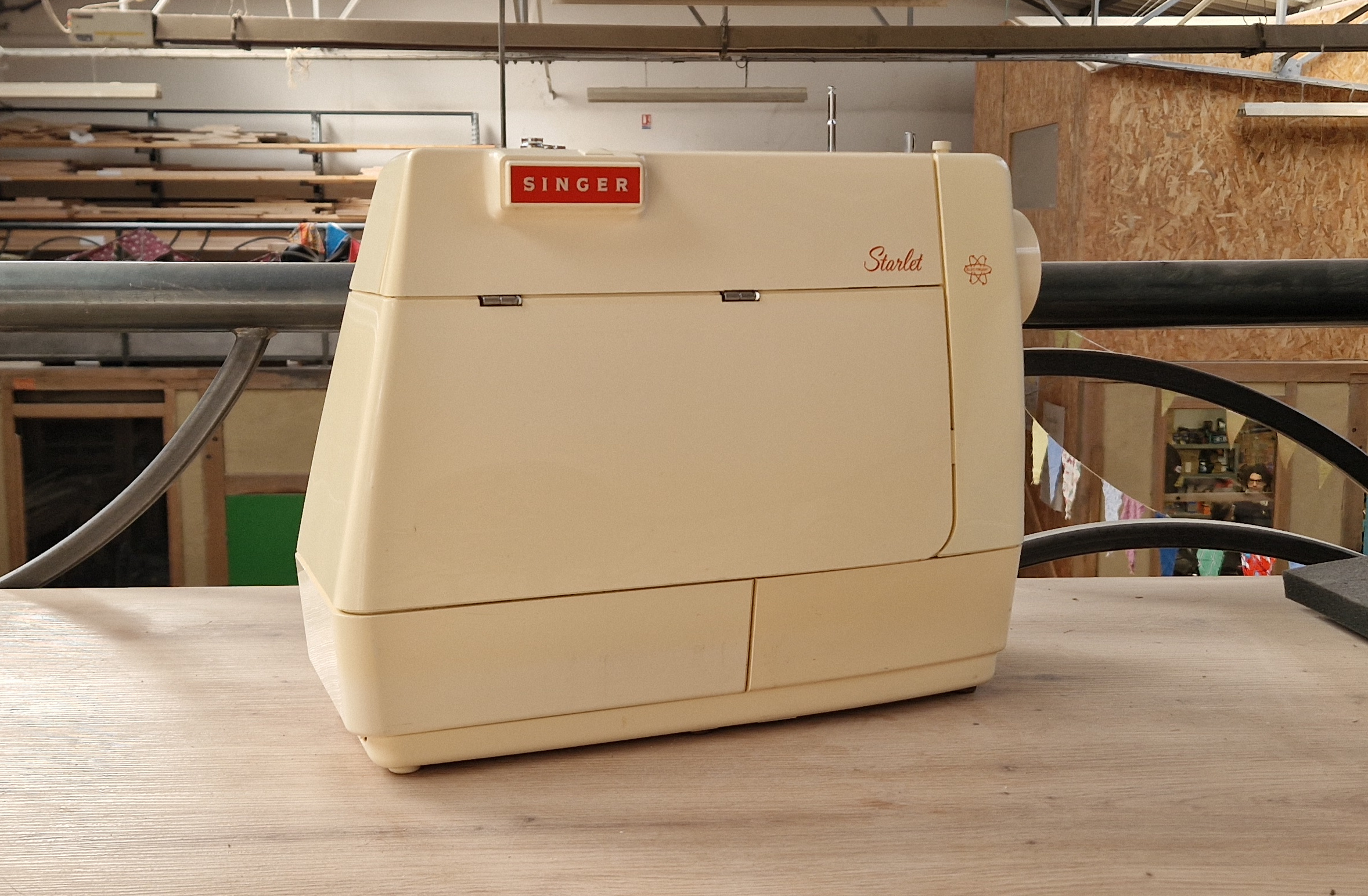 Photo d'une machine à coudre Singer Starlet 495 avec sa malette intégrée