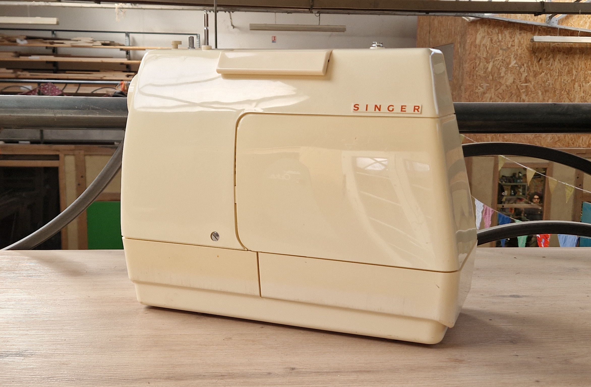 Photo d'une machine à coudre Singer Starlet 495 avec sa malette intégrée de derrière