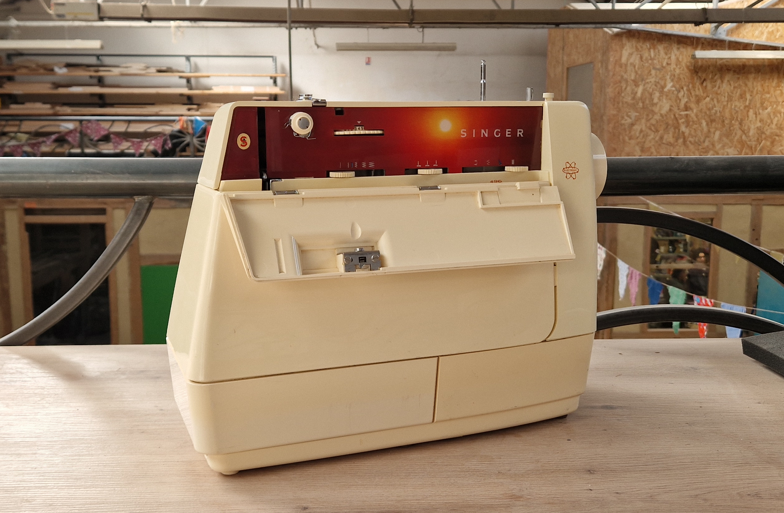 Photo du rapproché du devant d'une machine à coudre Singer Starlet 495