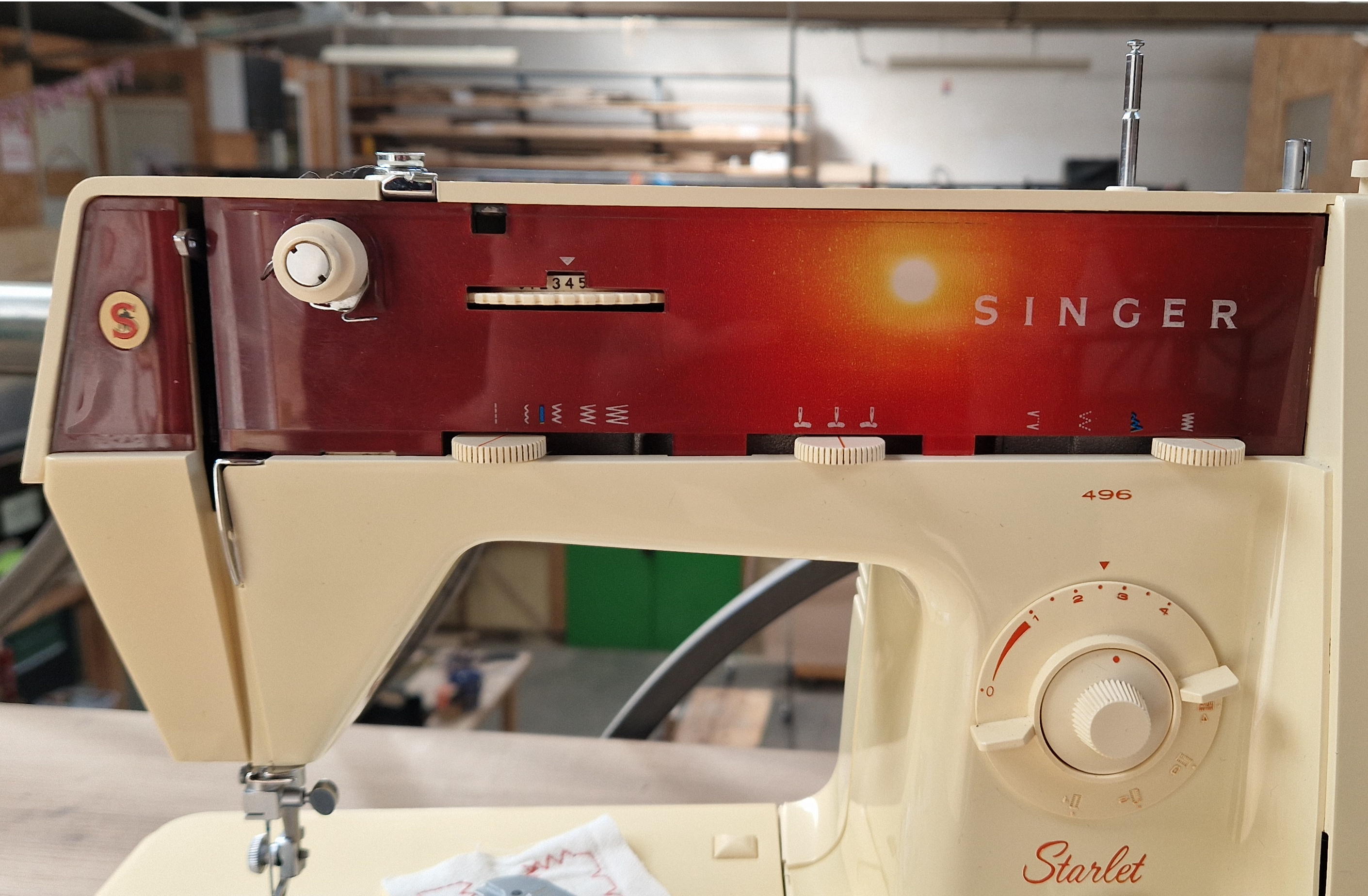Photo du tableau de bord d'une machine à coudre Singer Starlet 495