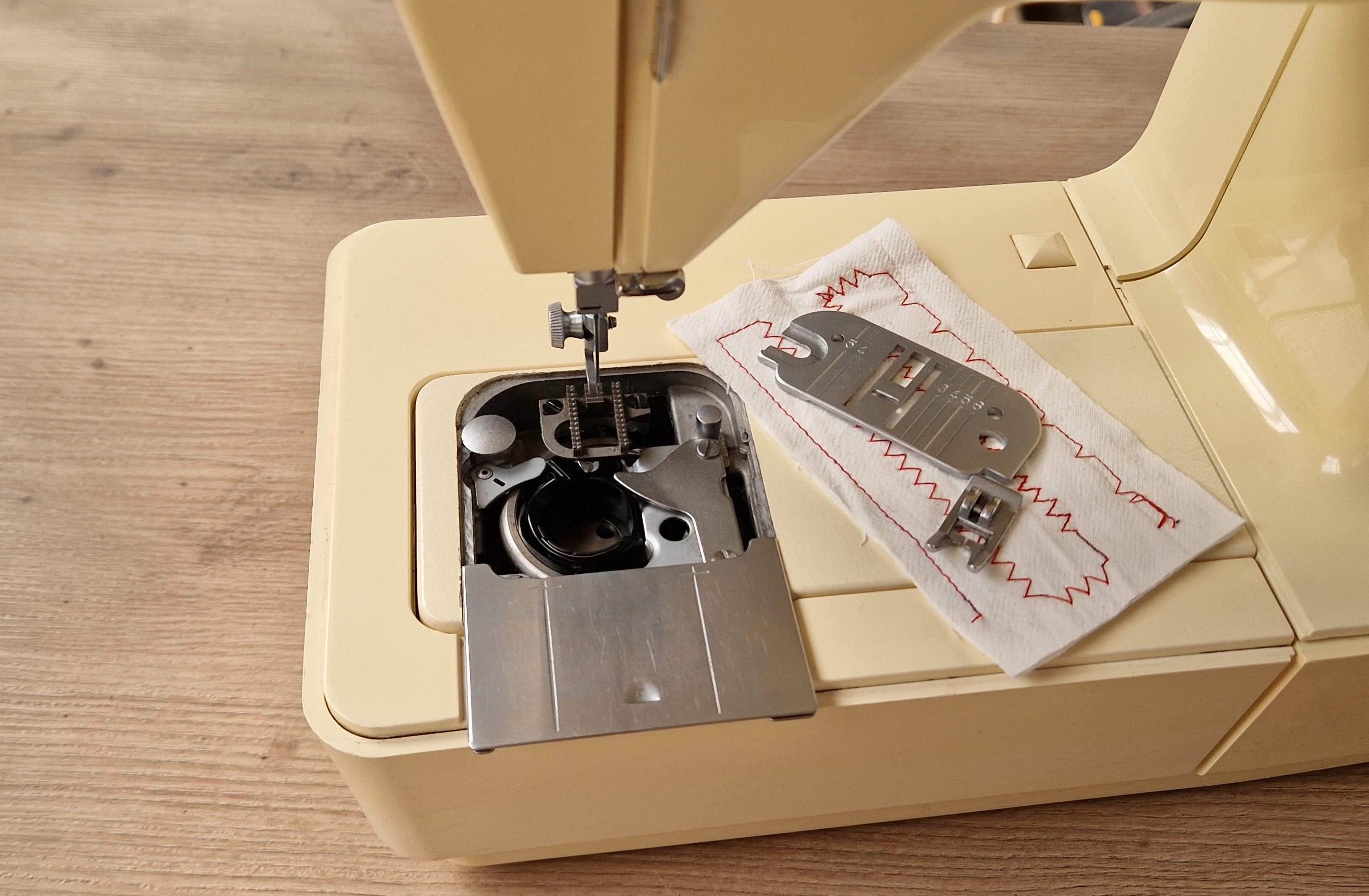 Photo gros plan du compartiment canette démonté d'une machine à coudre Singer Starlet 495