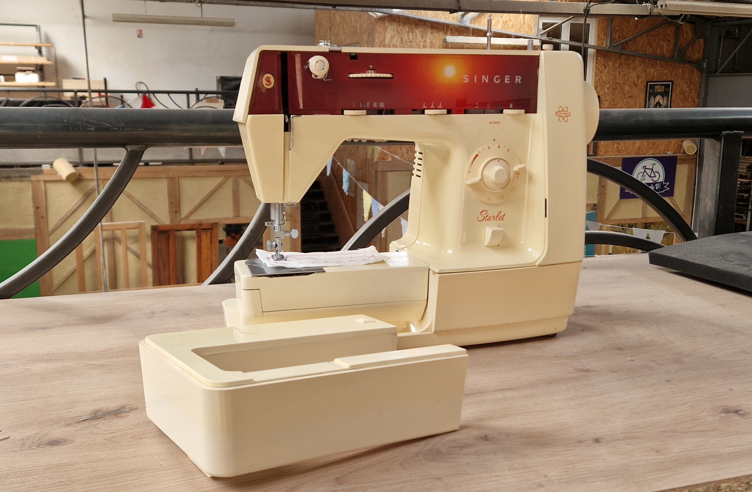 Photo d'une machine à coudre Singer Starlet 495 avec son bras libre