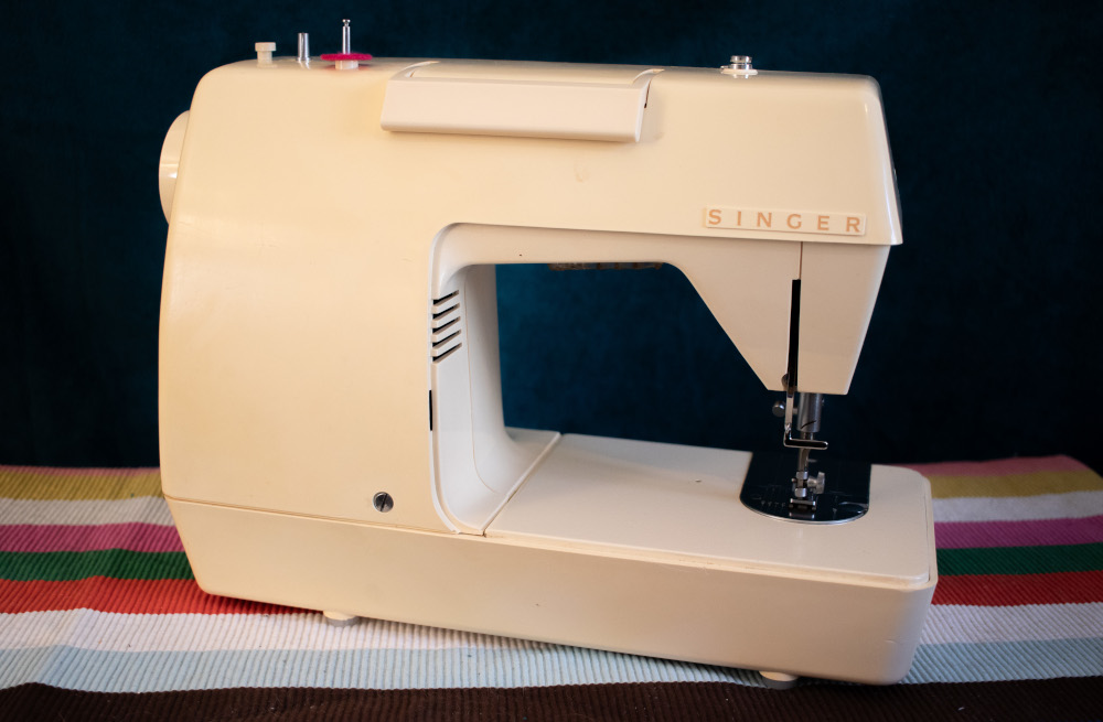 Photo d'une machine à coudre Singer Starlet 354 de derrière