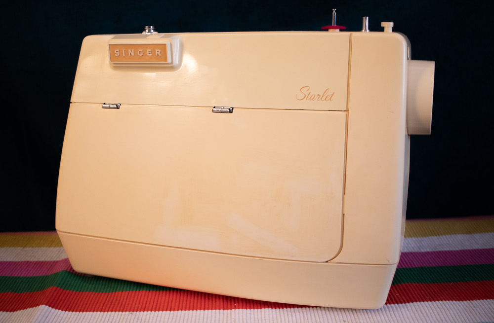 Photo d'une machine à coudre Singer Starlet 354 avec sa malette