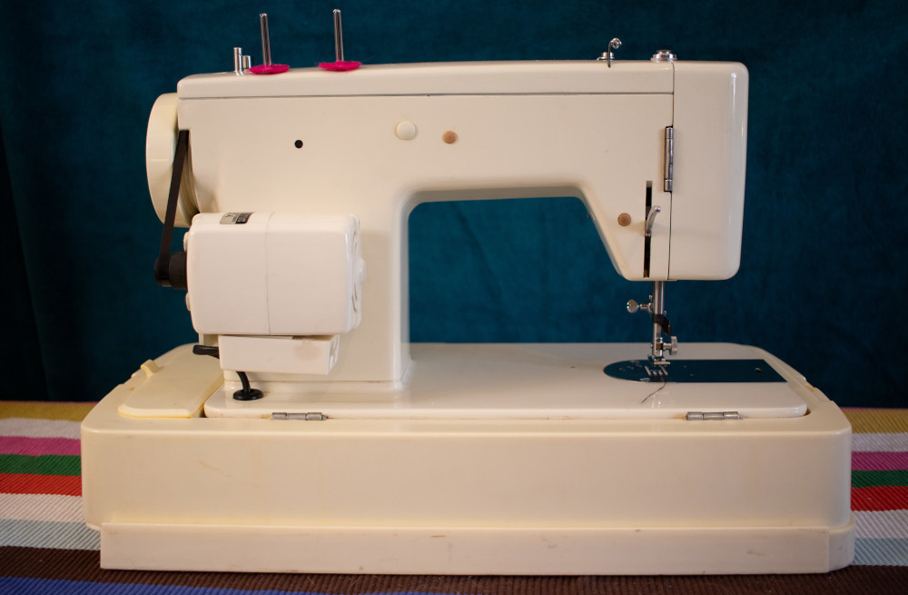 Photo d'une machine à coudre Thimonnier 6100 de derrière