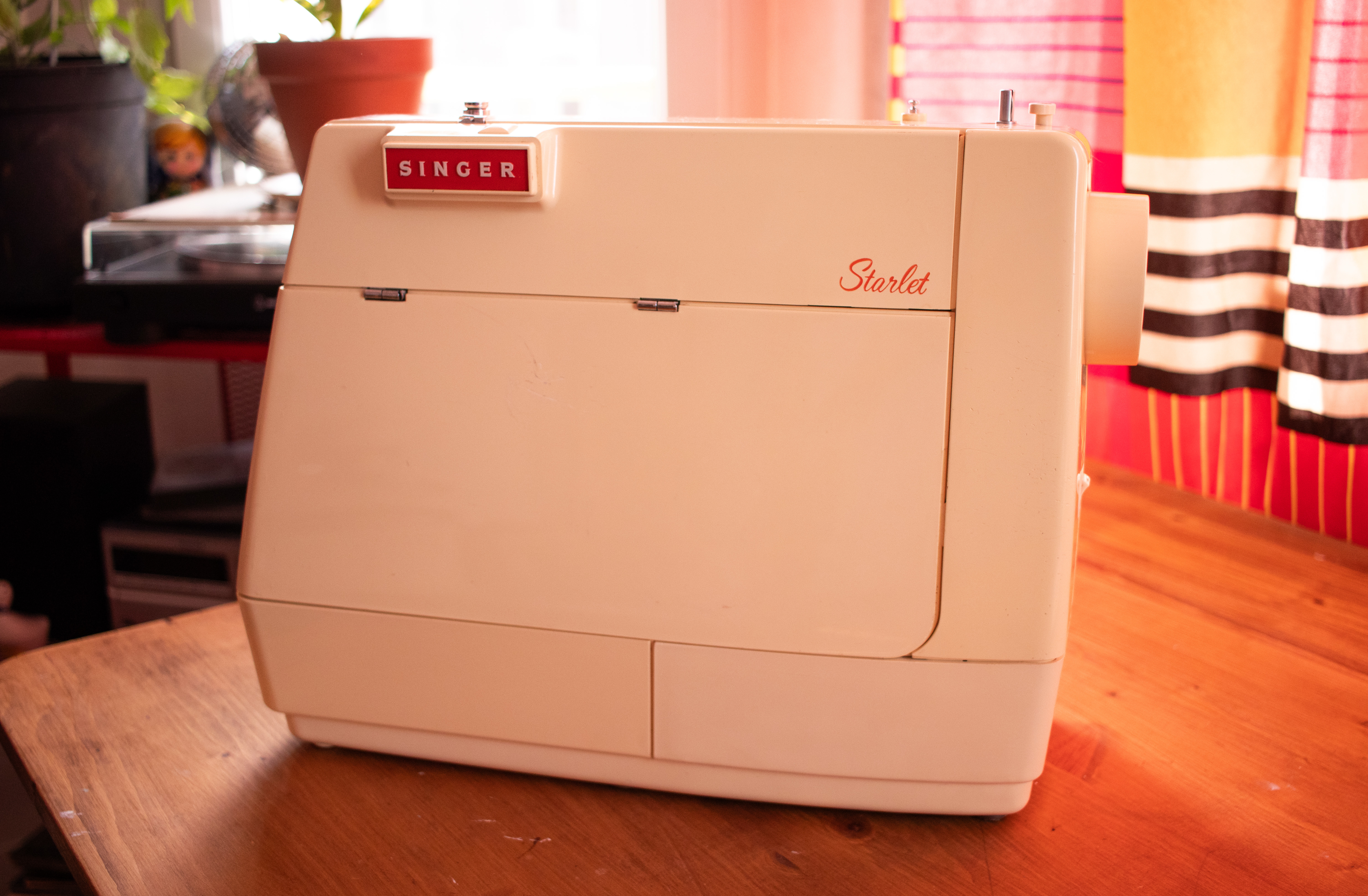 Photo d'une machine à coudre Singer Starlet 495 avec sa malette