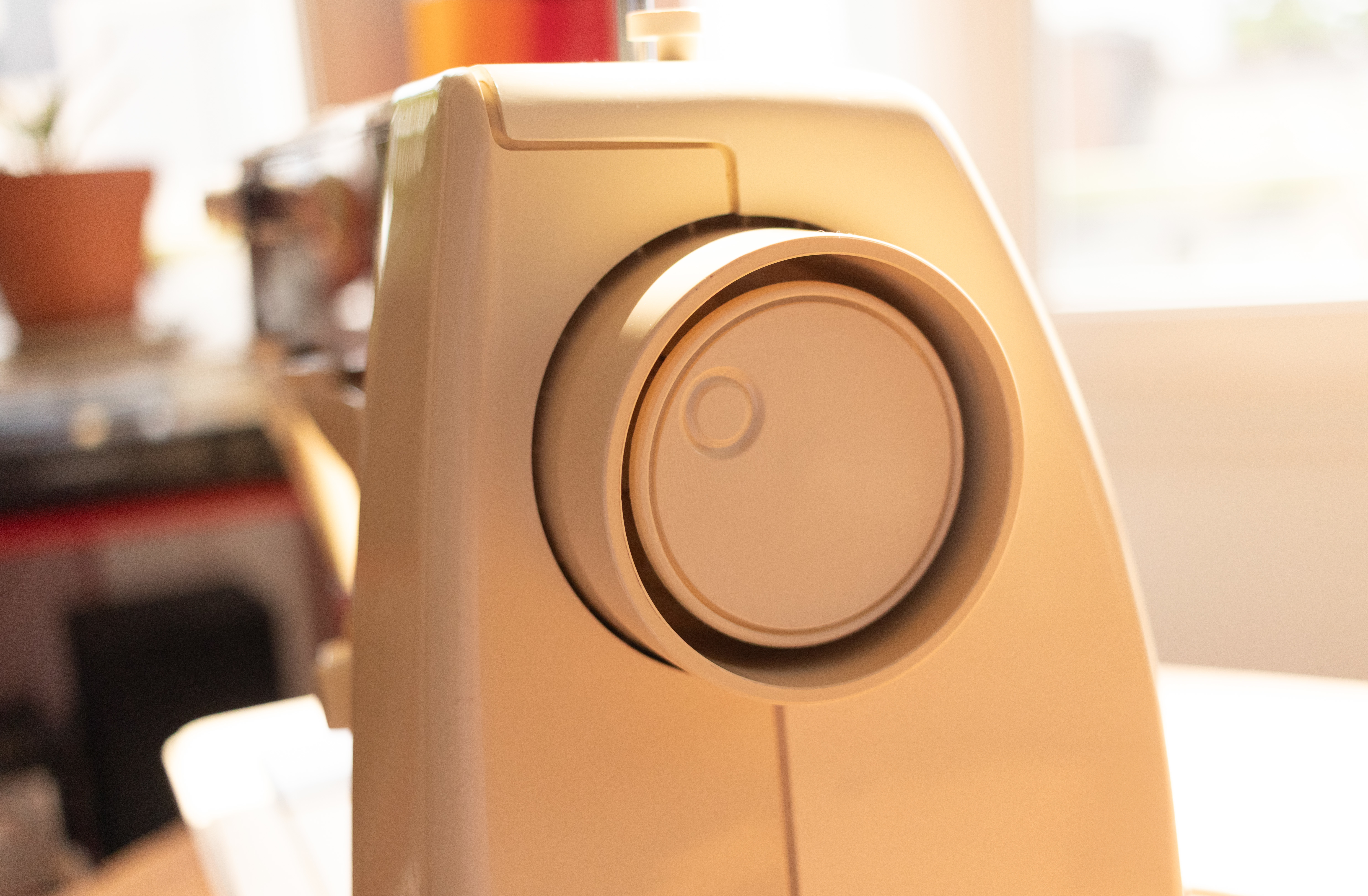 Photo du volant d'une machine à coudre Singer Starlet 495