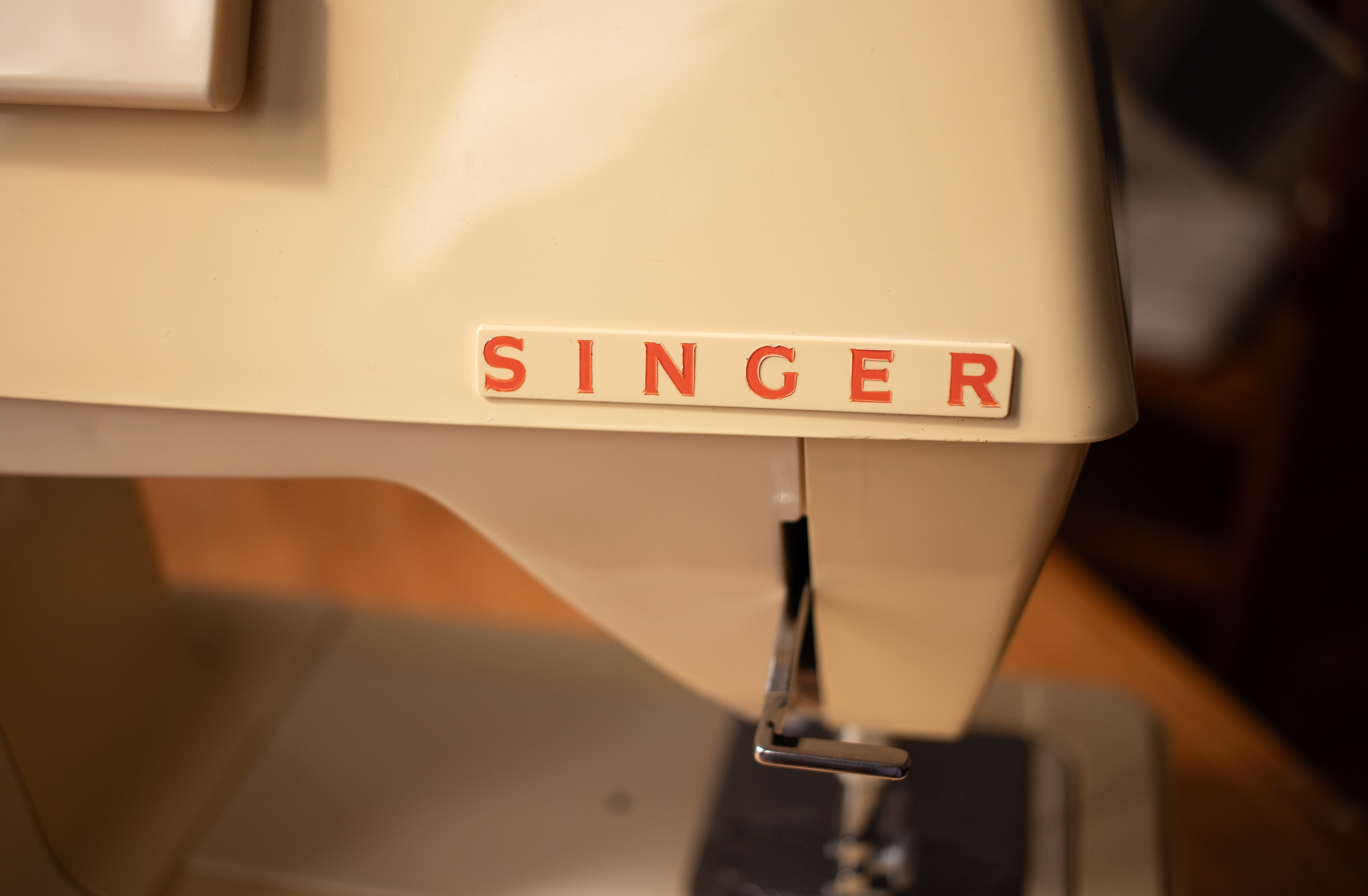 Photo rapproché de l'arrière d'une machine à coudre Singer Starlet 495