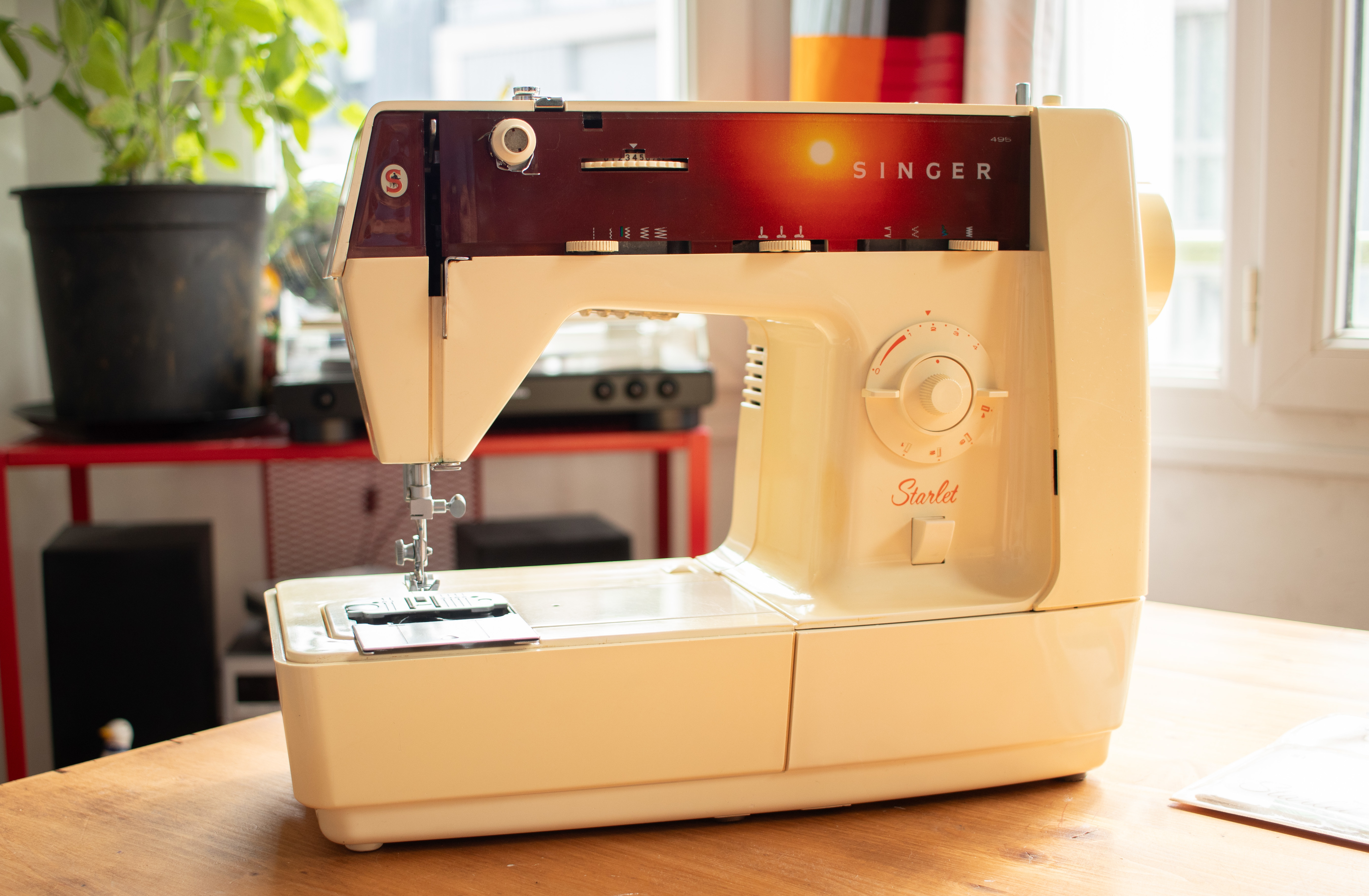Photo du devant d'une machine à coudre Singer Starlet 495