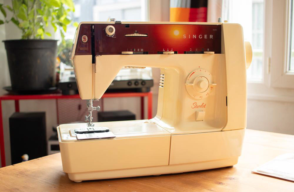 Photo du devant d'une machine à coudre Singer Starlet 495