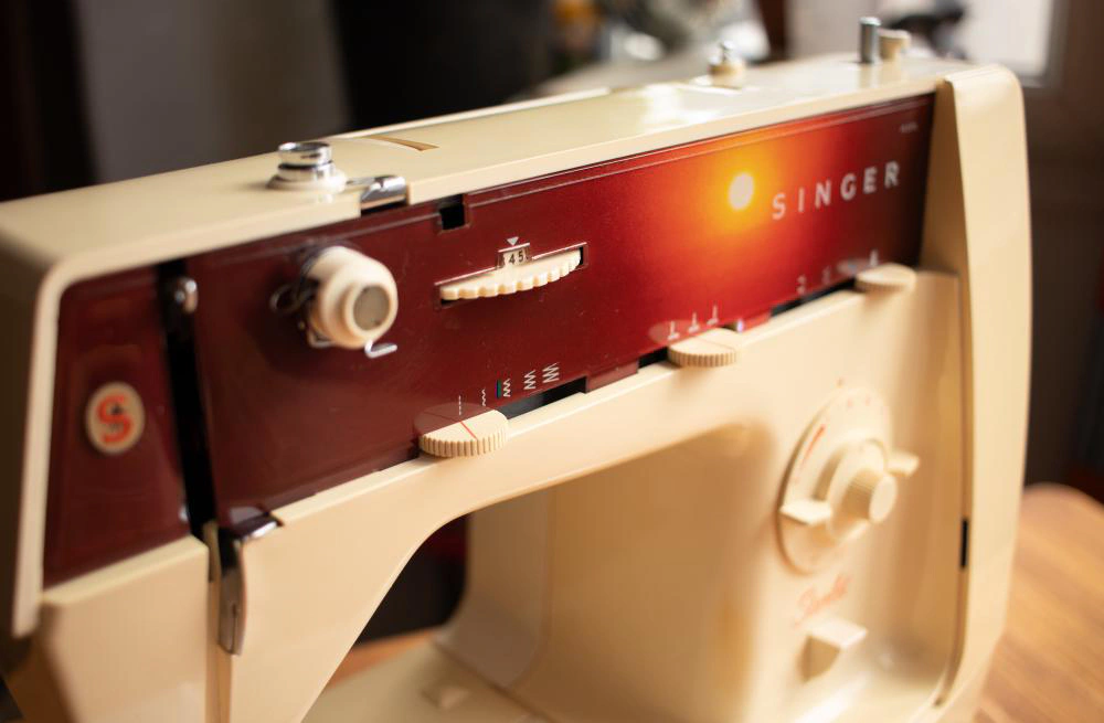 Photo du rapproché du devant d'une machine à coudre Singer Starlet 495
