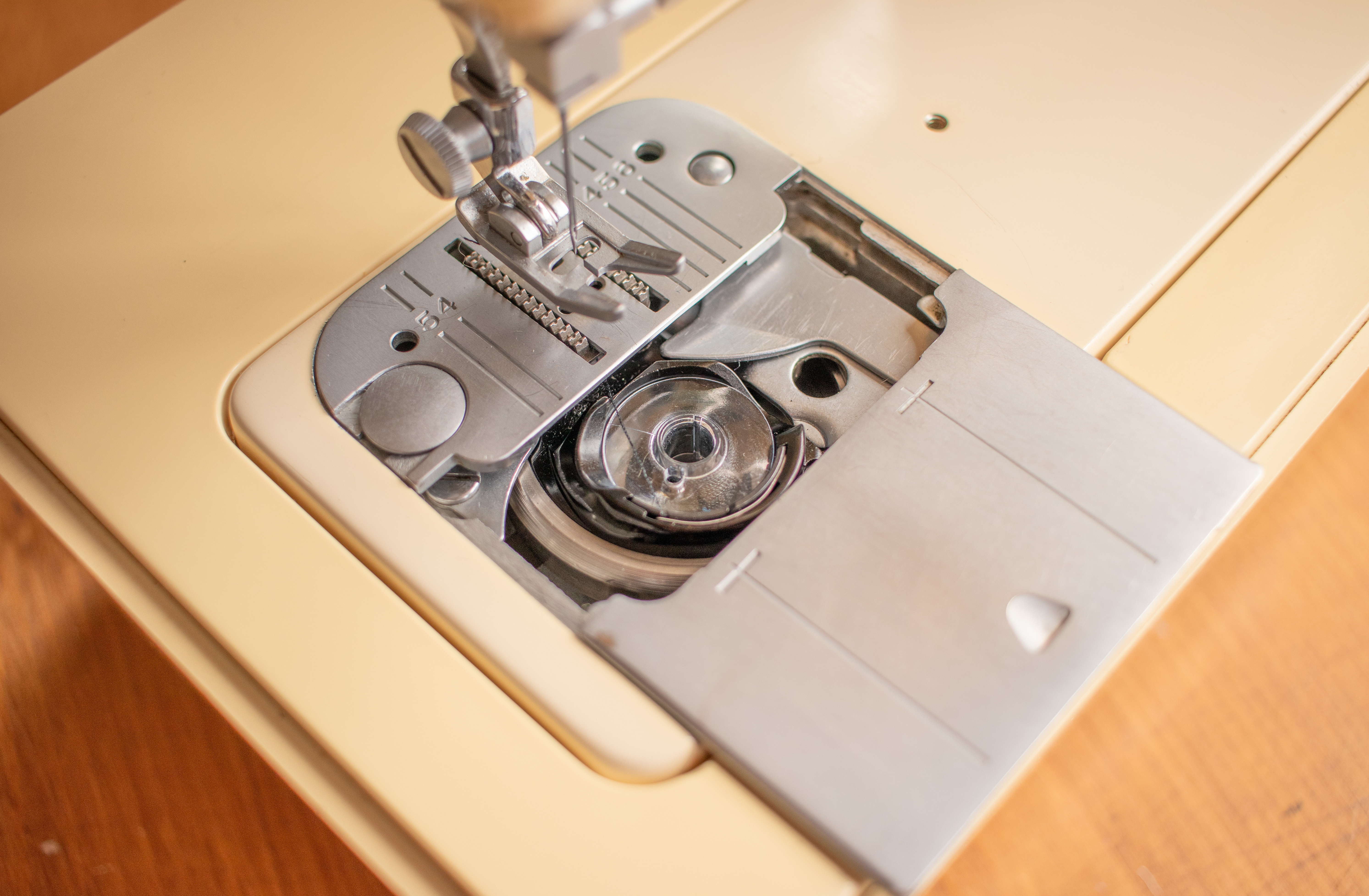 Photo gros plan du compartiment canette d'une machine à coudre Singer Starlet 495