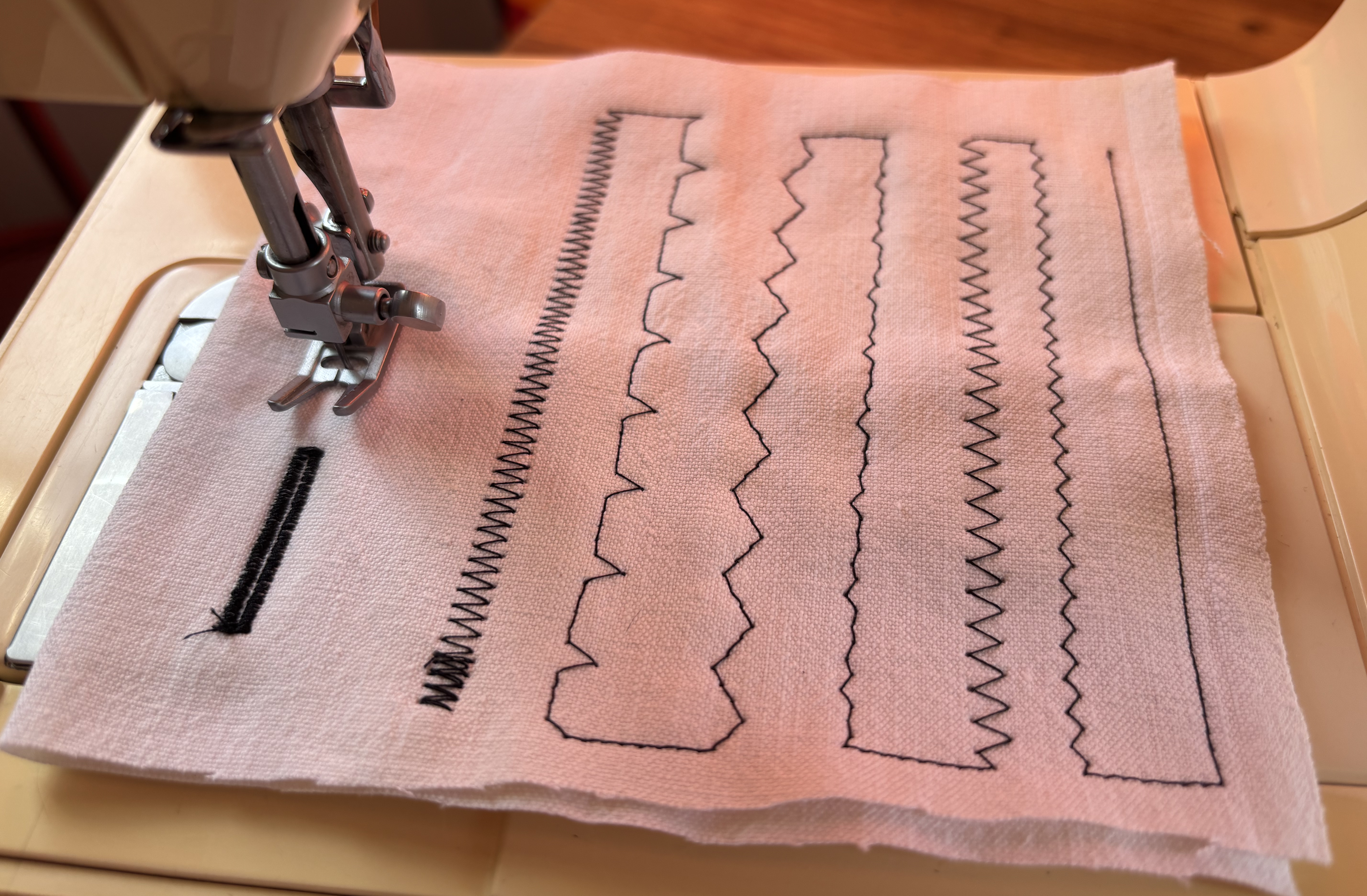 Photo gros plan de l'échantillon de couture d'une machine à coudre Singer Starlet 495